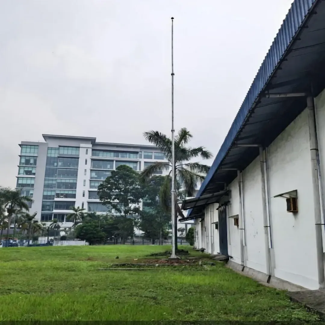Pemasangan tiang monopole untuk pabrik