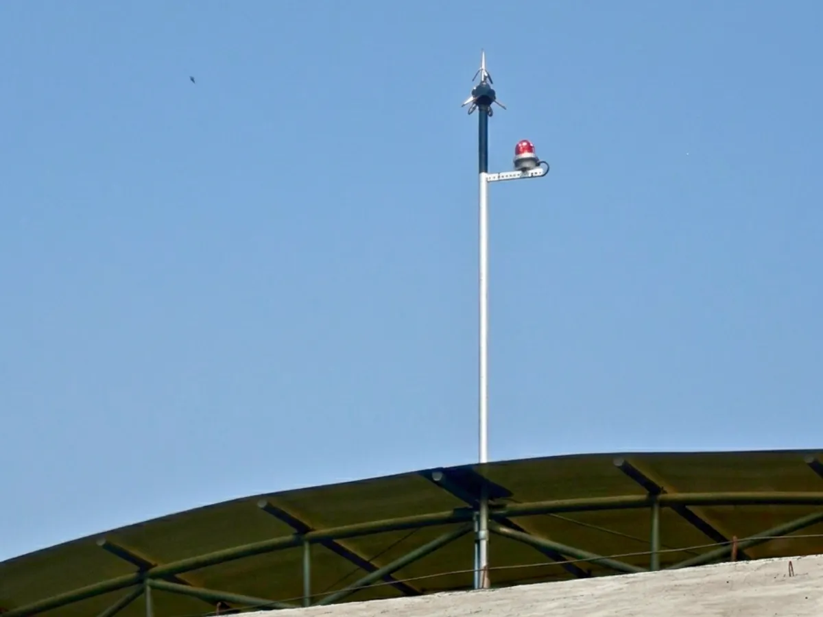 Pemasangan penangkal petir elektrostatis Flash Vectron di Stadion
