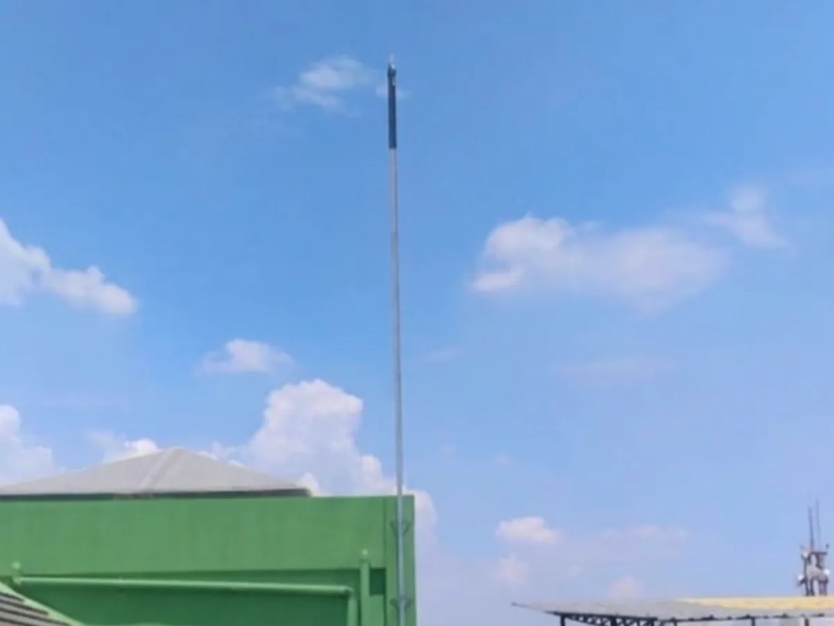 Pemasangan penangkal petir elektrostatis Kurn di rumah