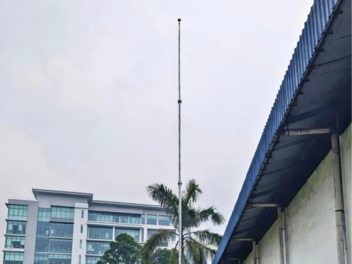 Pemasangan tiang monopole