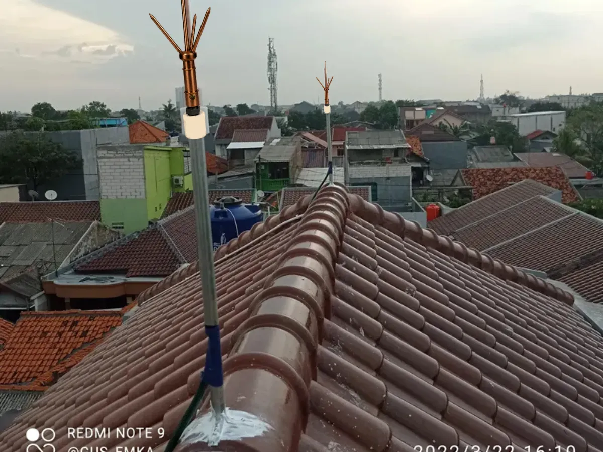 pemasangan penangkal petir trisula