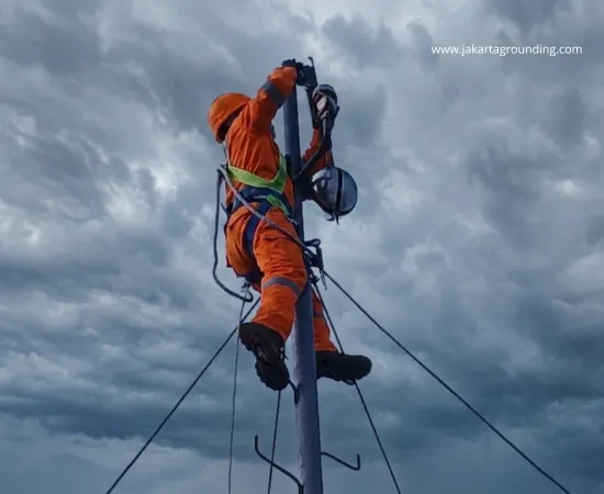 Pemasangan_penangkal_petir_elektrostatis
